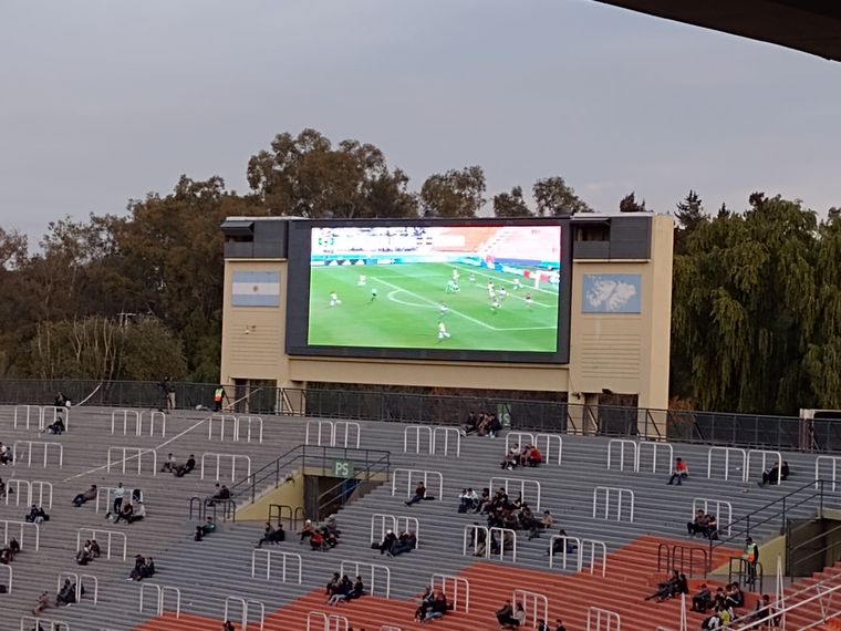La pantalla volvió a estar como antes, con las banderas de Argentina y de las Islas Malvinas destapadas Foto: MDZ