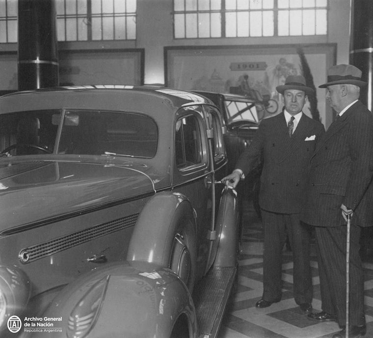 Marcelo T. de Alvear en una exposición de autos, una de las fotos que muestra el archivo.