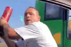 El chofer de colectivo golpeó y le destrozó el auto a otro conductor