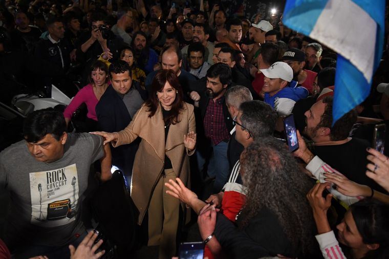 Durante esos días se mantenía una vigilia en la puerta de la casa de Cristina Kirchner Foto: Telam