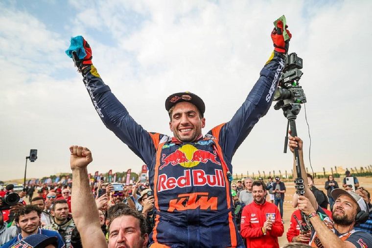Los brazos en algo del campeón 2023. Foto: @dakar