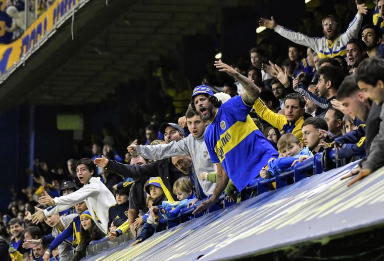El sábado, durante el partido frente a Lanús, los hinchas explotaron de bronca e insultaron a la Comisión Directiva encabezada por Juan Román Riquelme. Foto: Fotobaires