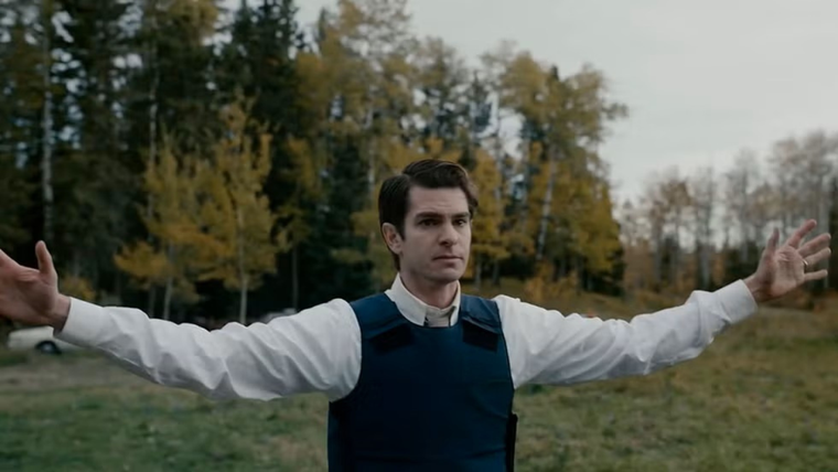 Andrew Garfield en Por mandato del cielo (2022). Andrew Garfield en Por mandato del cielo (2022).