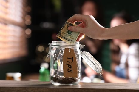 Las propinas representan un aporte extra para los trabajadores de la gastronomía. Foto: Shutterstock Las propinas representan un aporte extra para los trabajadores de la gastronomía. Foto: Shutterstock