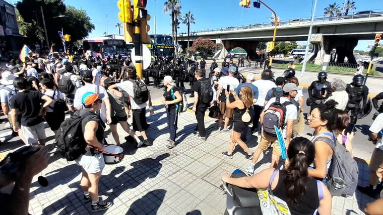 Los manifestantes cortaron el nudo vial.