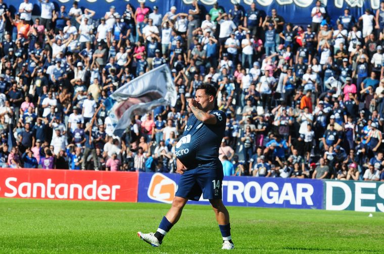 Lucho Gómez, autor del primer tanto de la Lepra, festeja su gol con dedicatoria especial. El pueblo azul está de fiesta. Foto: ALF PONCE MERCADO / MDZ