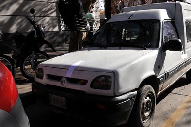 MDZol | La Renault Express, secuestrada en la Comisaría 32, con la que cometieron el asalto. Foto: Agustín Mauricio/Mediamza.com