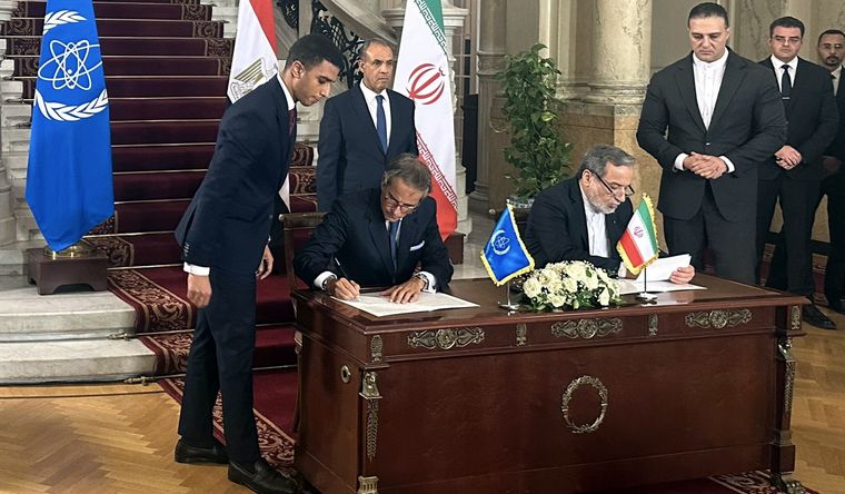 El director general del OIEA, Rafael Grossi, y el ministro de Exteriores de Irán, Abbas Araqchi, firman un acuerdo de cooperación en Egipto. Foto Dpa El director general del OIEA, Rafael Grossi, y el ministro de Exteriores de Irán, Abbas Araqchi, firman un acuerdo de cooperación en Egipto. Foto Dpa