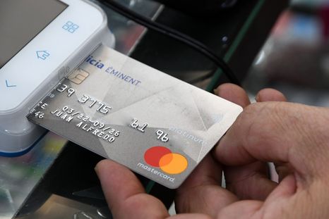 La nueva medida de impuestos podría favorecer el cobro con tarjetas. Foto: ALF PONCE MERCADO / MDZ
