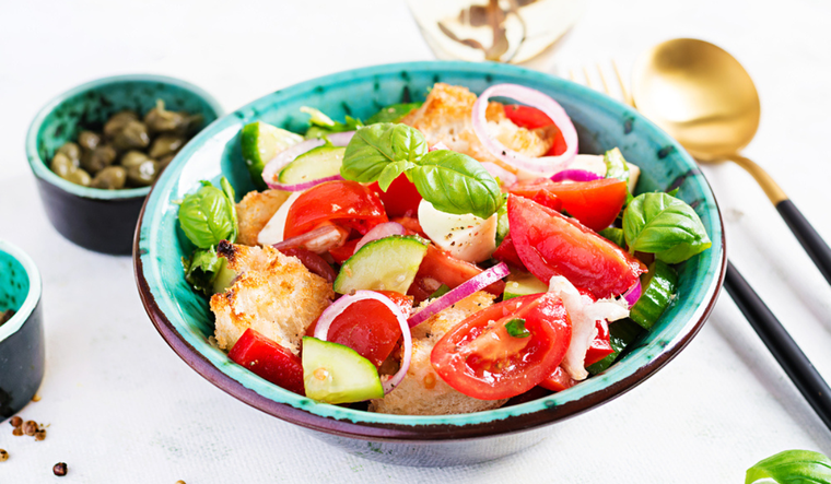 Ensalada panzanella: receta original y variaciones deliciosas Foto: Shutterstock