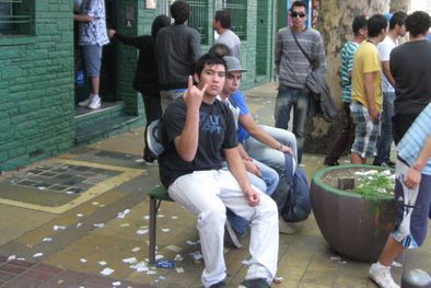 MDZol | Los hinchas, mientras un uniformado les aconsejaba no alejarse del hostel.