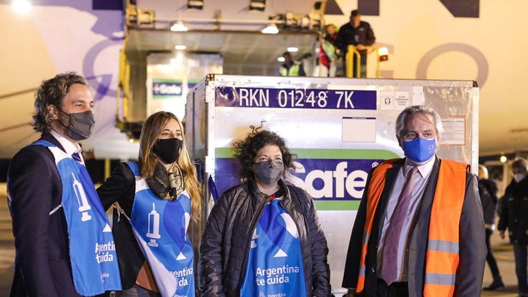 El presidente y los funcionarios a cargo de la vacunación, entre ellos Nicolini