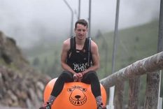 increible: un atleta subio un cerro en una pelota saltarina y se hizo viral