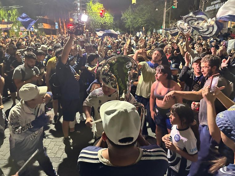 Celebración hinchas Lepra Mendoza Copa Argentina