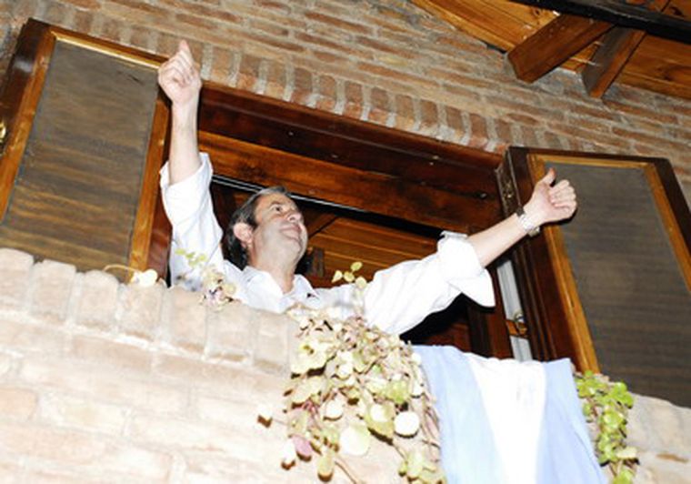 El vicepresidente se terminó asomando al balcón de su casa. Foto: Ivana Gonzalez / MDZ