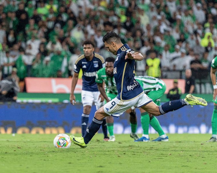 Radamel Falcao renovó contrato con Millonarios de Bogotá. Radamel Falcao renovó contrato con Millonarios de Bogotá. 