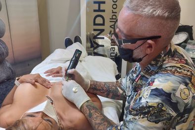 MDZol | Diego Starópoli desde hace 8 años tatúa a mujeres que han atravesado una mastectomía. Foto: Archivo MDZ