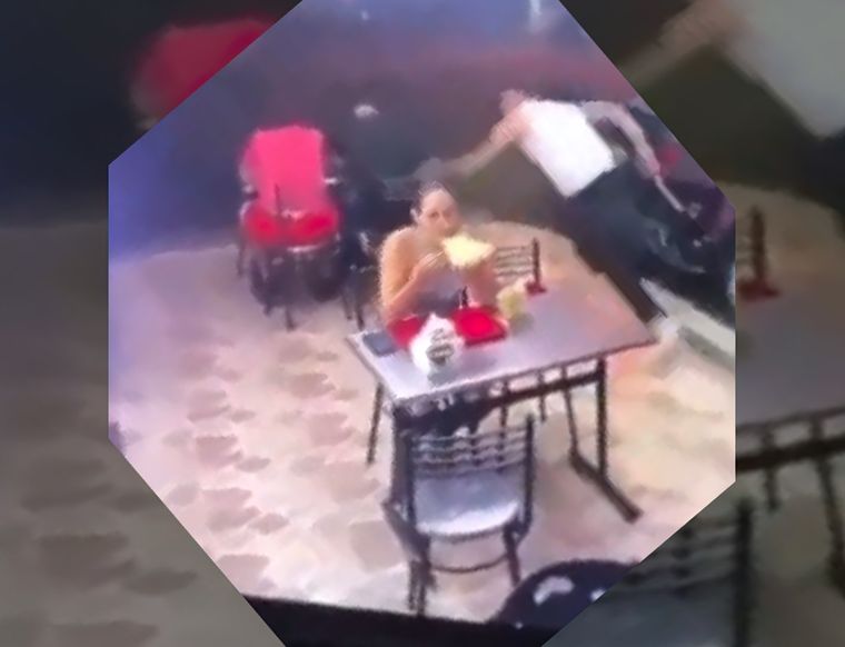 El momento en el que el joven sale corriendo y deja atrás a su novia en medio de un asalto. Foto: Captura de pantalla