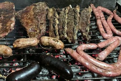 MDZol | Los turistas extranjeros que llegan al país se sorprende con los precios de la comida en Argentina por lo barato, especialmente en el tradicional asado Foto: ALF PONCE MERCADO / MDZ
