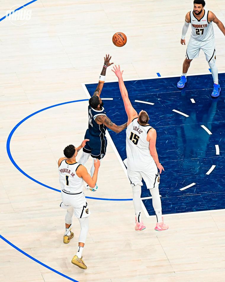 El momento en el que Irving tira con su mano menos hábil ante la marca de Jokic, para darle el triunfo a Dallas Mavericks. Foto: @dallasmavs