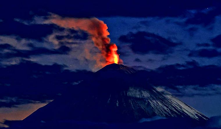 Península de Kamchatka: foto del Instituto de Vulcanología de la Academia Rusa de Ciencias, muestra el volcán Klyuchevskoy. Foto Efe