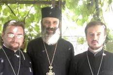 Foto: SERHII TSOMA. El sacerdote de la aldea Rostyslav Dudarenko (izquierda) con sus compañeros sacerdotes Pavlo Naydenov y Serhii Tsoma (derecha).