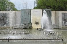 polemica por la autoria del friso de la plaza independencia