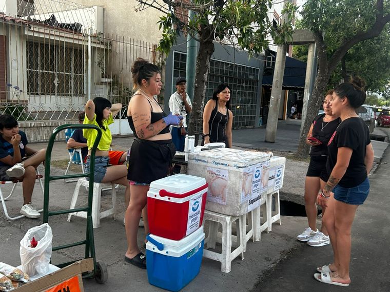 Los vecinos vieron la oportunidad y salieron a la calle a vender sus productos. Foto: Andrea Ginestar/MDZ