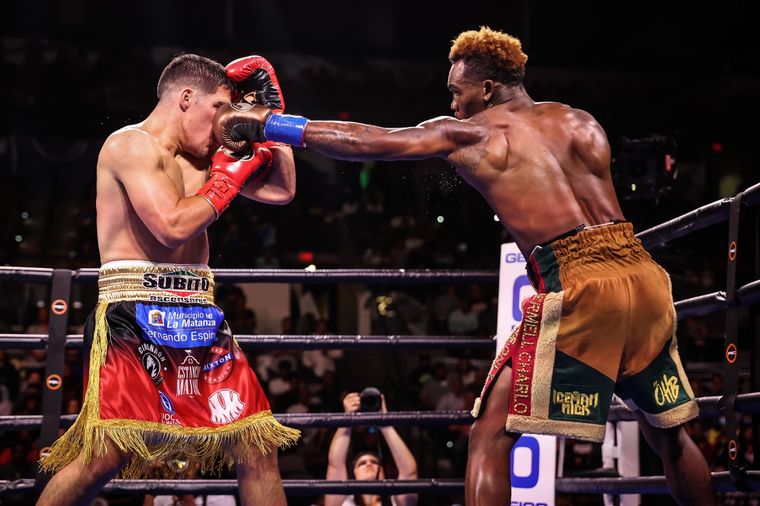 Charlo golpea a Castaño en una pelea que terminó igualada en las tarjetas. Foto: Showtime Boxing