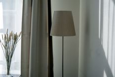 Las lámparas de tela plisada aportan volumen, suavidad y profundidad visual.&nbsp; Fuente: Pexels.com