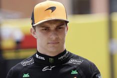 Piastri chocó de frente y dejó la trompa de su McLaren en el guardrail. Igual, al rato siguió girando. Foto: EFE