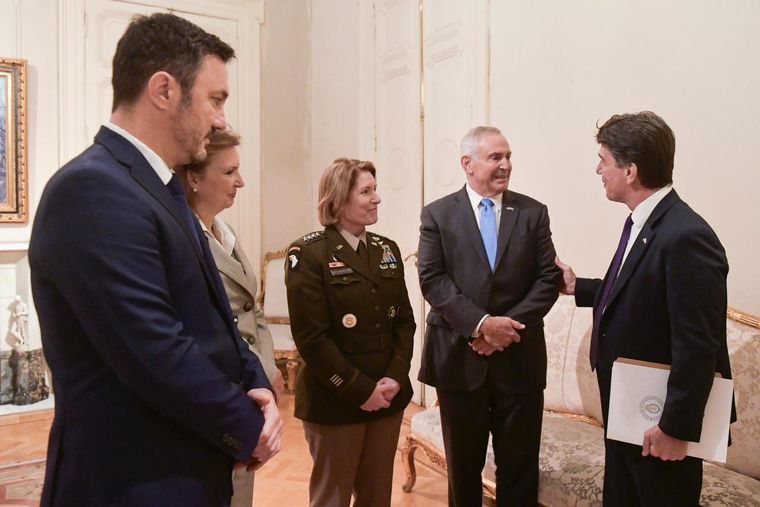 Nicolás Posse, Diana Mondino y Luis Petri junto a Marc Stanley y Laura Richardson Foto: Prensa JGM