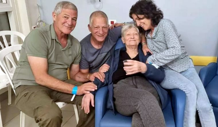 Una de las mujeres israelíes liberadas por Hamás. Foto: Efe.