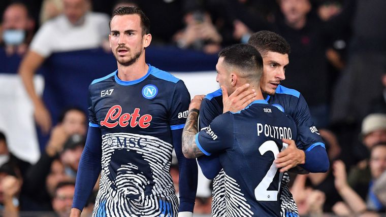 Diseño de Giorgio Armani para Napoli con Diego Maradona representando la identidad del club.