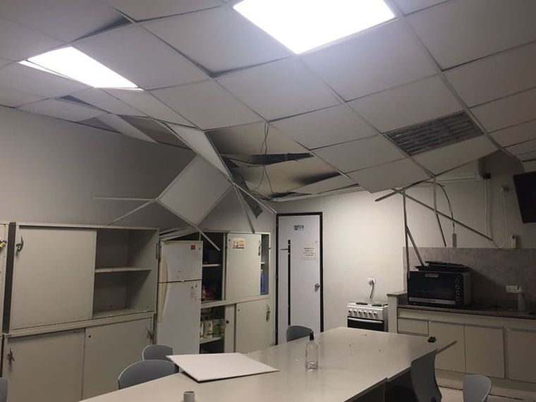 La fuerte tormenta produjo daños graves en el aeropuerto de Ezeiza Foto: @AvionesEzeiza