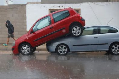 MDZol | Carros apilados unos encima de otros, son algunas de las imágenes que dejan las inundaciones en Valencia. Foto: Reuters