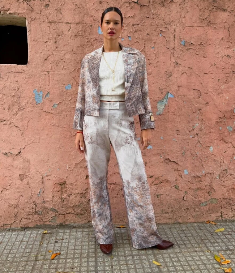 Blazer, estampas neutras y comodidad en un outfit moderno. Blazer, estampas neutras y comodidad en un outfit moderno.