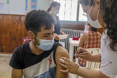 El intervalo mínimo entre el esquema inicial y la dosis de refuerzo es de 4 meses Foto: TELAM