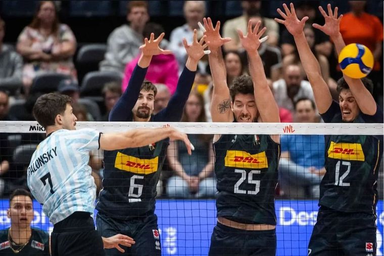 Argentina cerró con una derrota el primer weekend de la Liga de las Naciones de vóley. Argentina cerró con una derrota el primer weekend de la Liga de las Naciones de vóley.