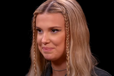 MILLIE BOBBY BROWN SORPRENDIÓ AL MUNDO ENTERO. LA JOVEN ACTRIZ FUE FOTOGRAFIADA CON UN ANILLO EN LA MANO IZQUIERDA.