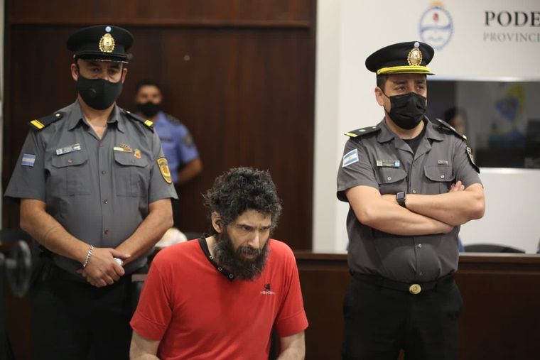 Pereg estuvo brevemente en la sala, luego lo trasladaron porque no paraba de gritar