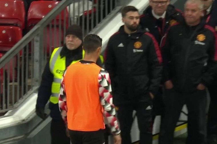 Cristiano Ronaldo se fue de la cancha cuando al partido del Manchester United le quedaban varios minutos por disputar.