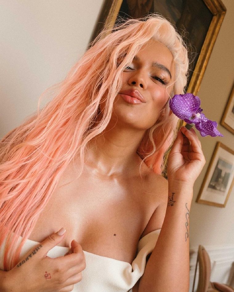 Karol G marca tendencia con sus diversos looks en redes sociales. Foto: Instagram