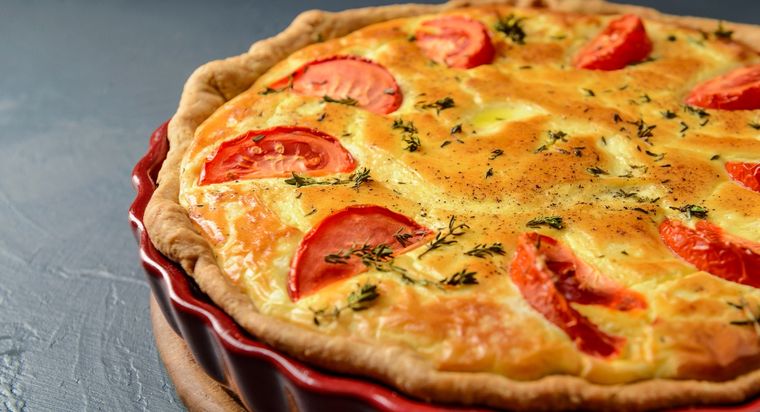 Foto: Tarta de tomates, queso y cebollas. ph.Freepik