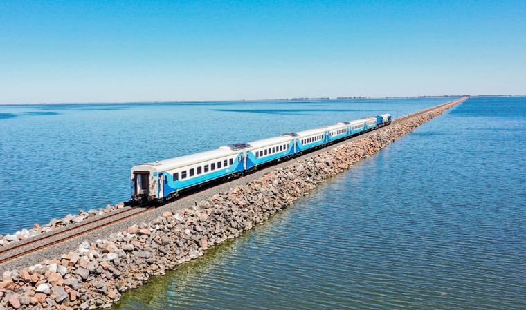 La venta de pasajes en tren para veranear por el país provoca largas colas en Retiro