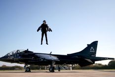 Richard Browning, director general de Gravity Industries, prueba un traje a reacción. Foto: Reuters