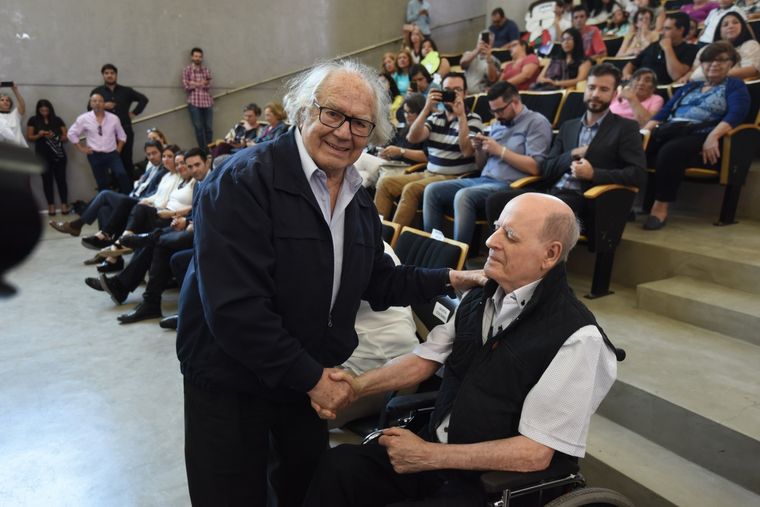 Emotivo reconocimiento a Quino en la UNCuyo. El padre de los personajes de historietas más recordados fue reconocido por su aporte a la cultura local y del mundo. Saludo con Perez Esquivel