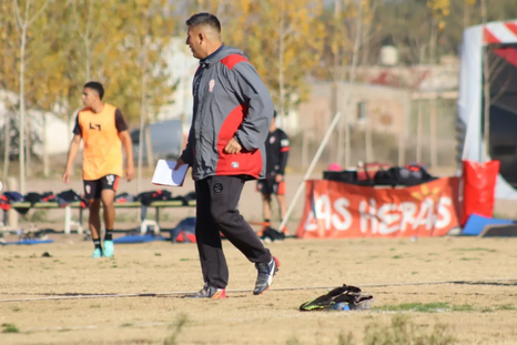 sacudon en huracan las heras: arias dejo de ser el dt y jofre ya fue presentado al plantel sacudon en huracan las heras: arias dejo de ser el dt y jofre ya fue presentado al plantel