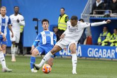 Mbappé fue expulsado tras una fuerte entrada sobre Antonio Blanco. Foto: EFE