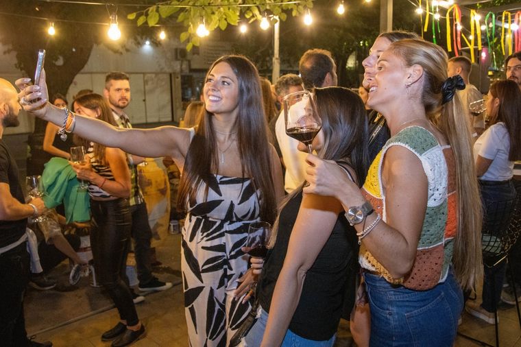 Amigas disfrutando de un Malbec. Foto: Santiago Tagua